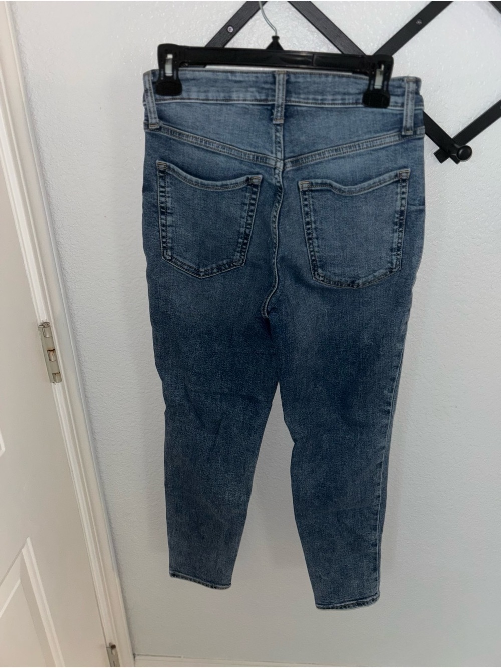 Old Navy O.G. Straight Jeans Size
2 Medium Wash High Rise
Straight Leg Stretch - Picture 4 of 4